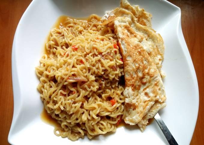 NOODLES AND FRIED EGG